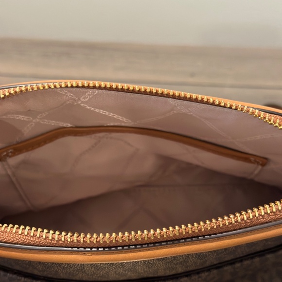 BNWT Michael Kors Logo Zip Dome Crossbody Bag - Picture 5 of 9